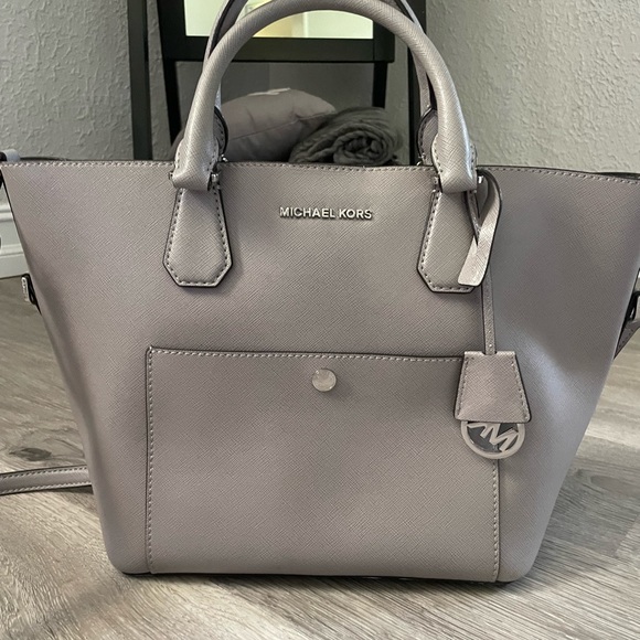 Michael Kors Pearl Gray Purse. - Picture 1 of 5